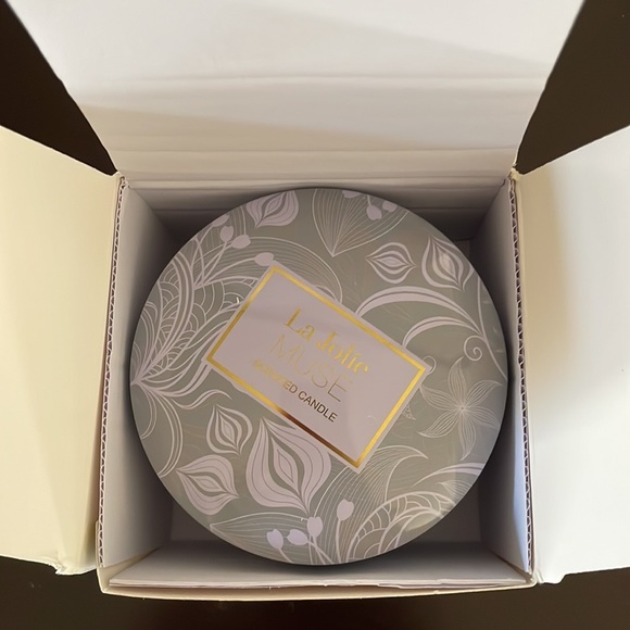 New! La Jolie Muse Blue Lotus Candle - Picture 2 of 7